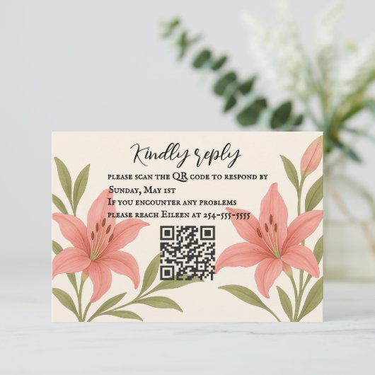 Lavish Lily QR Code RSVP Karte (Stehend Vorderseite)