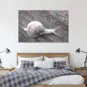 LavishyOn Modern Pink Gray Snail on Sidewalk Leinwanddruck (Insitu (Schlafzimmer))