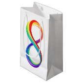 Layered Rainbow Infinity Symbol Kleine Geschenktüte (Vorderseite Schrägansicht)