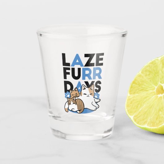 Laze Furdays - Niedliche Lazy Cats Design Schnapsglas (Vorderseite)