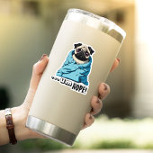 Laziger Mops ist in einer Decke aufgewühlt Aufkleber