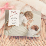 Lazo Navideño | Feliz Navidad Tarjeta con Foto Feiertagskarte<br><div class="desc">Celebre esta temporada con nuestra tarjeta de navidad personalizada. Este krankño minimalista y moderno muestra su foto favorita como fondo, con un delicado recuadro blanco en forma de etiqueta en la esquina superior izquierda. Un lazo rojo dibujado a mano envuelve elegantemente el año en su innere, "Feliz Navidad", se encuentra...</div>