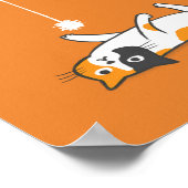 Lazy Calico Katze mit Toy | Funny Kitty Cat Poster (Ecke)