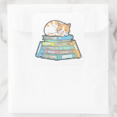 Lazy Cat on Books – Cute Cozy Illustration Quadratischer Aufkleber (Tasche)