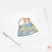 Lazy Cat on Books – Cute Cozy Illustration Quadratischer Aufkleber (Umschlag)