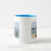 Lazy Day on Docks Zweifarbige Tasse (Mittel)