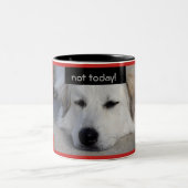Lazy Great Pyrenäen Hund nicht heute Red Black Tas Zweifarbige Tasse (Mittel)