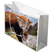 Lazy kleine rote Panda Große Geschenktüte (Vorderseite Schrägansicht)