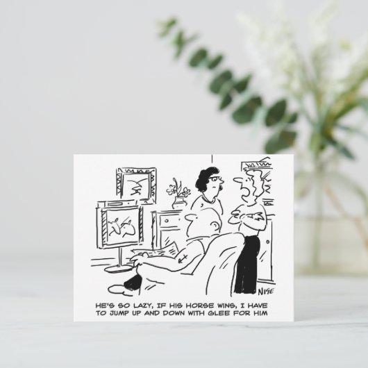 Lazy Man beobachtet Pferderennen im Fernsehen Postkarte (Stehend Vorderseite)