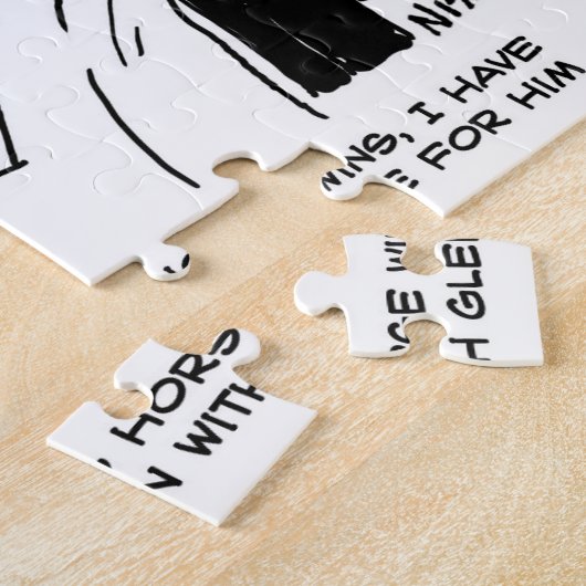 Lazy Man beobachtet Pferderennen im Fernsehen Puzzle (Seite)