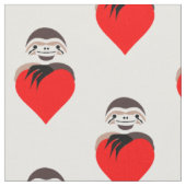 Lazy Sloth umarmt eine rote Liebe Stoff (Nahaufnahme)