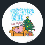 Lazy's Christmas Chill Runder Aufkleber<br><div class="desc">Eines der schönsten Dinge an den Ferien ist die Entspannung auf der Couch und eine Erholung aufzuholen. Anscheinend genießt Herr Lazy das, denn er legt sich zurück und bekommt Weihnachtskälte in seinem Leben. Sein Baum und alle seine Dekorationen sind bereits oben, so scheint es, dass er die Erholung verdient hat....</div>