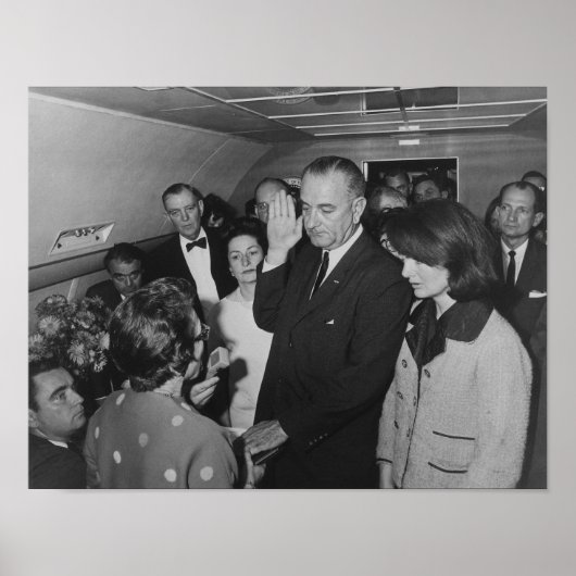 LBJ, die den Eid auf die Luftwaffe einnimmt Poster (Vorne)
