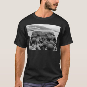 LCVP Landungsboot, das Omaha-Strand sich nähert T-Shirt