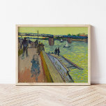 Le Pont de Trinquetaille | Vincent van Gogh Poster<br><div class="desc">Le pont de Trinquetaille (1888) | Vincent van Gogh's Le pont de Trinquetaille (1888) zeigt einen atemberaubenden Blick auf die Brücke von Trinquetaille in Arles, Frankreich. Das Gemälde mit kühnen, expressiven Pinselstrichen und lebhaften Farben zeigt Van Gogh's einzigartigen postimpressionistischen Stil. Die Komposition unterstreicht die Brückenstruktur, das reflektierende Wasser der Rhône...</div>