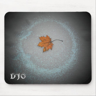Leaf auf Schnee mit Mondstrahl Mousepad