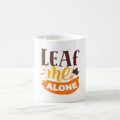Leaf Me allein Funny Herbst Antisocial Introvertie Kaffeetasse (Mittel)