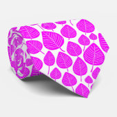 Leaf Muster 02 - Magenta auf Weiß Krawatte (Gerollt)