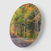 Leaf-Straße mit Herbstfarbe Große Wanduhr (Winkel)