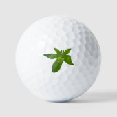 "Leafy Haven: Ein kleiner grüner Frosch auf einem Golfball (Vorderseite)