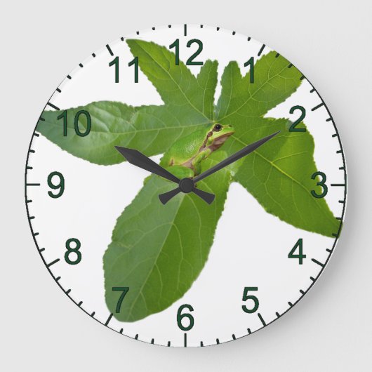 "Leafy Haven: Ein kleiner grüner Frosch auf einem Große Wanduhr (Vorderseite)