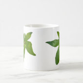 "Leafy Haven: Ein kleiner grüner Frosch auf einem Kaffeetasse (Mittel)