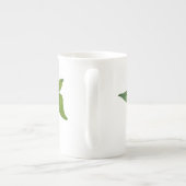 "Leafy Haven: Ein kleiner grüner Frosch auf einem Porzellantasse (Rückseite)