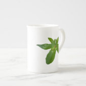 "Leafy Haven: Ein kleiner grüner Frosch auf einem  Porzellantasse (Vorderseite Rechts)