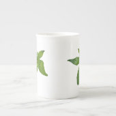 "Leafy Haven: Ein kleiner grüner Frosch auf einem  Porzellantasse (Vorderseite)