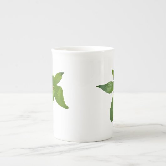 "Leafy Haven: Ein kleiner grüner Frosch auf einem  Porzellantasse (Vorderseite)