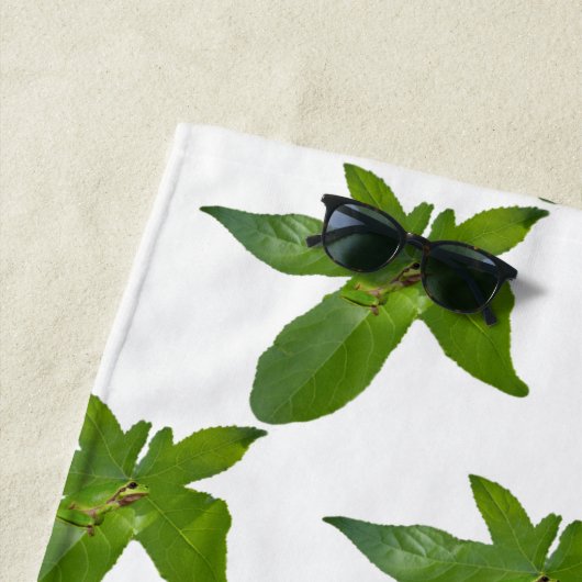 "Leafy Haven: Ein kleiner grüner Frosch auf einem Strandtuch (Beispiel)