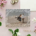 Leafy Minimal Moderne Kalligraphie Foto 2-seitig Save The Date<br><div class="desc">Dieses elegante Save the Date besticht durch moderne Typografie mit einem handgezeichnet Blatt-Rahmen. Es gibt ein transparentes Overlay des Fotos,  um den Text und das Kunstwerk hervorzuheben,  um diesen Look zu etablieren. Verwenden Sie die Bearbeitungswerkzeuge,  um weitere Anpassungen vorzunehmen.</div>