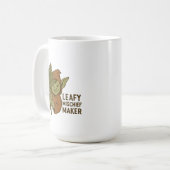 Leafy Mischief Maker - Niedliche Goblinwaldkreatur Kaffeetasse (Vorderseite Links)