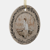 Leafy Wreath & Mrs. First Verheiratet Christmas Keramik Ornament (Rechts)