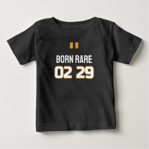 Leap Year Baby Geboren auf Leap Day Football Style T-shirt