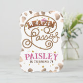 Leapin' Lassos Wild West Pink Cowgirl mit Stiefeln Einladung (Stehend Vorderseite)