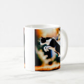 Leaping Black and White Cat Kaffeetasse (VorderseiteRechts)