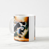 Leaping Black and White Cat Kaffeetasse (Vorderseite Links)