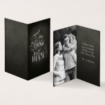 Leaping Deer Holiday Chalkboard Zeichnend<br><div class="desc">Ein männliches Reh sprang im Profil,  mit langen Geweihen,  die sich auf und ab näherten. Es heißt "Frohe Weihnachten und ein glückliches neues Jahr wünschen" in handgeschriebenem,  weißem Chalkboard zeichnend für einen rustikalen Stil. Innerhalb der Karte können Sie eine benutzerdefinierte Nachricht schreiben und Ihr eigenes Foto verwenden.</div>