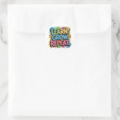Learn Grow Repeat Graffiti Back to School Design Runder Aufkleber (Tasche)