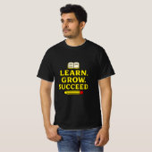Learn. Grow. Succeed. Inspirational Graphic T-Shirt (Vorne ganz)