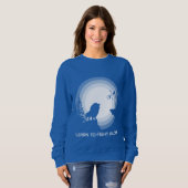Learn to Fight Alone – Lion Under Moonlight Sweatshirt (Vorne ganz)