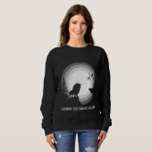 Learn to Fight Alone – Lion Under Moonlight Sweatshirt (Vorne ganz)
