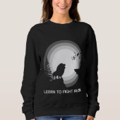 Learn to Fight Alone – Lion Under Moonlight Sweatshirt (Vorderseite)