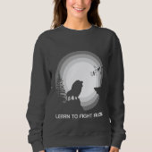 Learn to Fight Alone – Lion Under Moonlight Sweatshirt (Vorderseite)