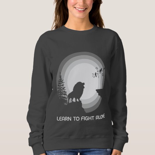 Learn to Fight Alone – Lion Under Moonlight Sweatshirt (Vorderseite)