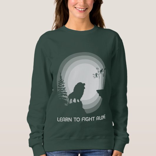 Learn to Fight Alone – Lion Under Moonlight Sweatshirt (Vorderseite)