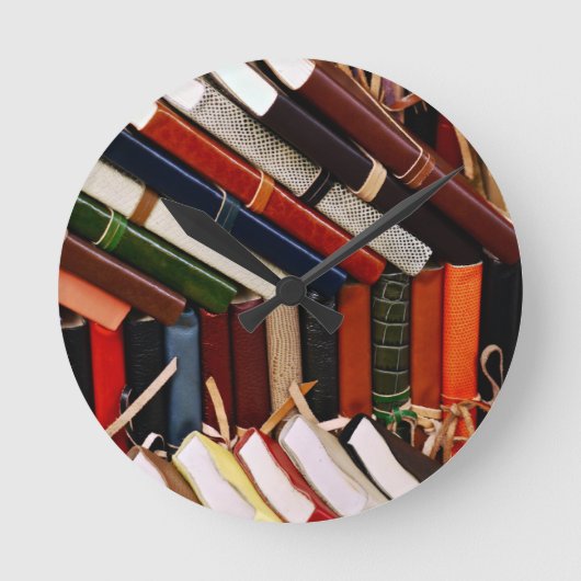 Leather-Bound-Journals Runde Wanduhr (Vorderseite)