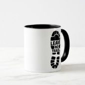 Leave No Trace-Wanderstiefelabdruck-Design Tasse (VorderseiteRechts)