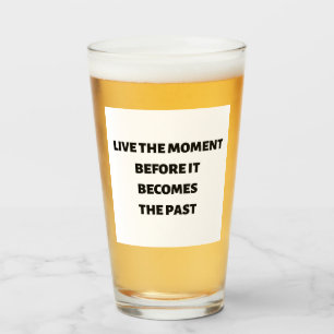 Lebe den Augenblick, bevor es zum letzten Becher w Glas